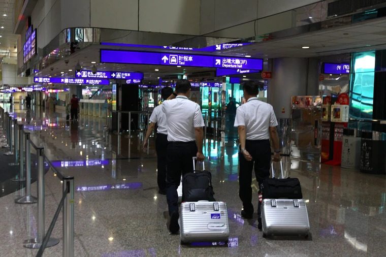 蘋果日報｜國籍航空機師驚傳憾事「居檢出關猝逝」　執勤返台PCR三陰！死因待釐清